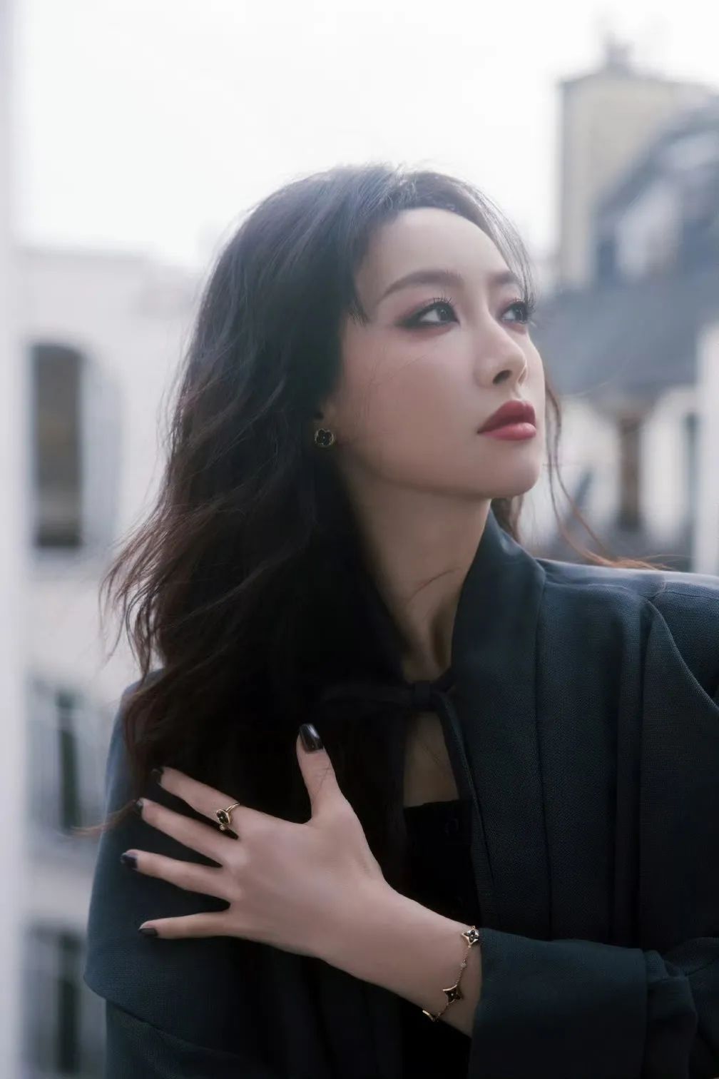 穿搭没亮点？那可能是你少戴了这抹色彩！