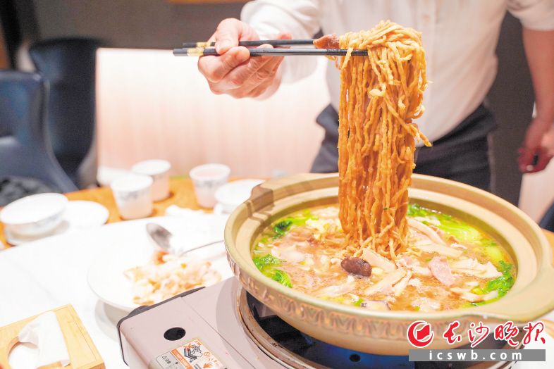 左宗棠锅面煮沸长沙粉面江湖