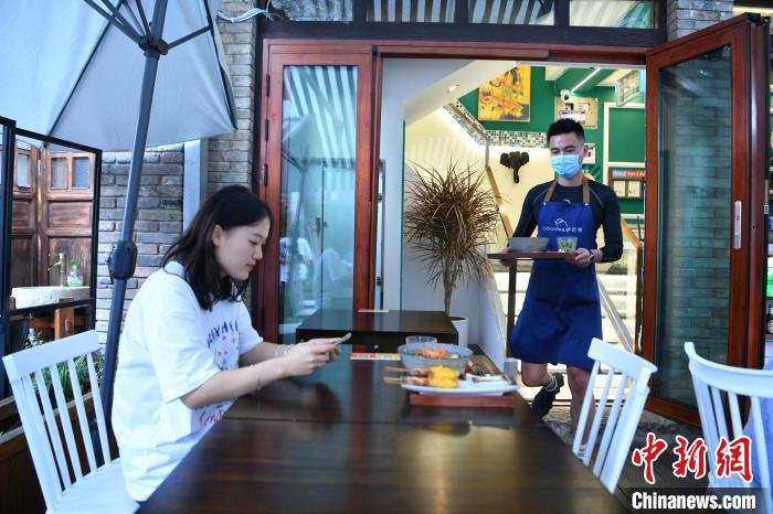 中国小伙开老挝餐厅：以美食促进中老文化交流