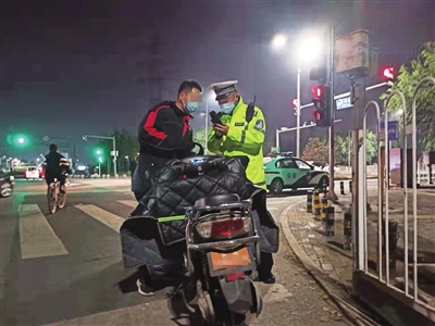 交警严查超标电动自行车挪用“白牌”