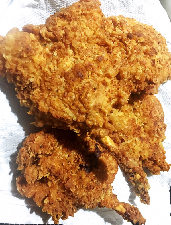 这里选用的是鸡大腿,英文叫做chicken thigh(鸡的大腿),在kfc的吮指