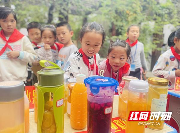 武陵区丹洲乡中心小学：童真与柑橘共舞(图2)