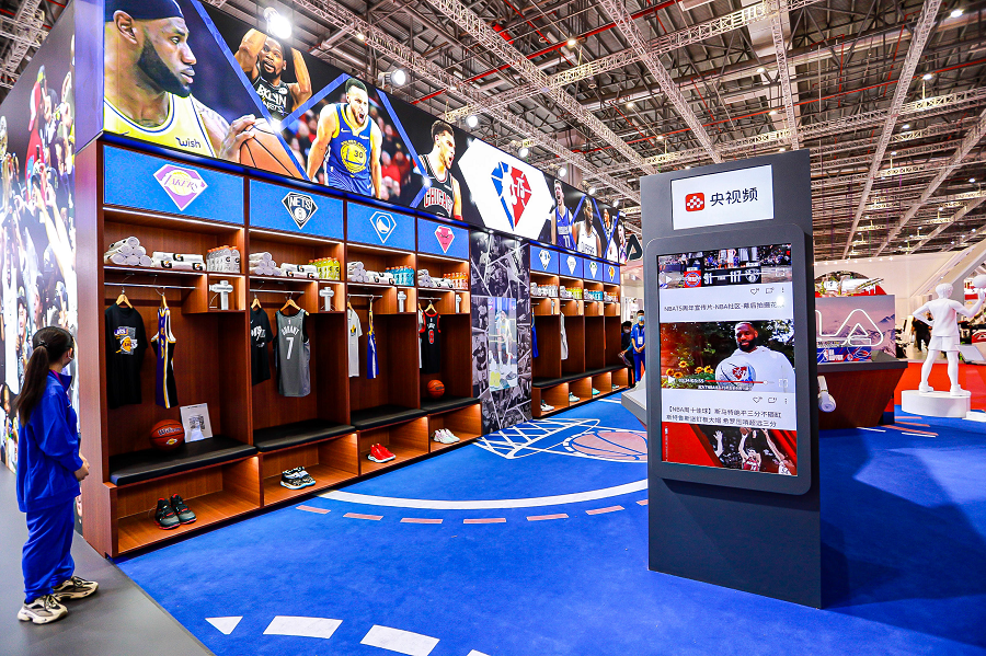 NBAstore(进博会首日，NBA展台展示篮球非凡魅力)