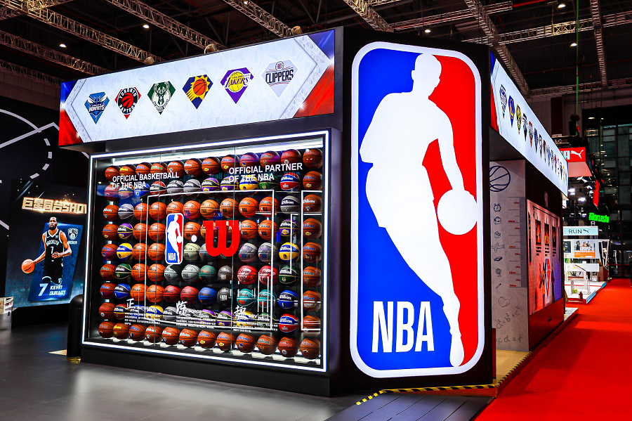 NBAstore(进博会首日，NBA展台展示篮球非凡魅力)