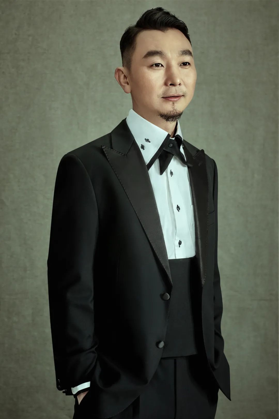 带领乐队巡游四海,把蒙古民歌的声名传遍世界胡日查 主唱是杭盖的先锋