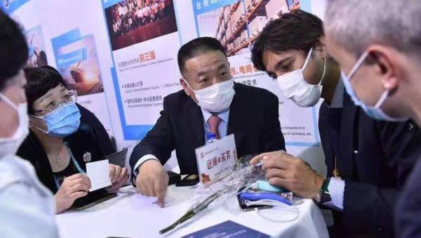 他们在上海，共同书写入世20年的变迁
