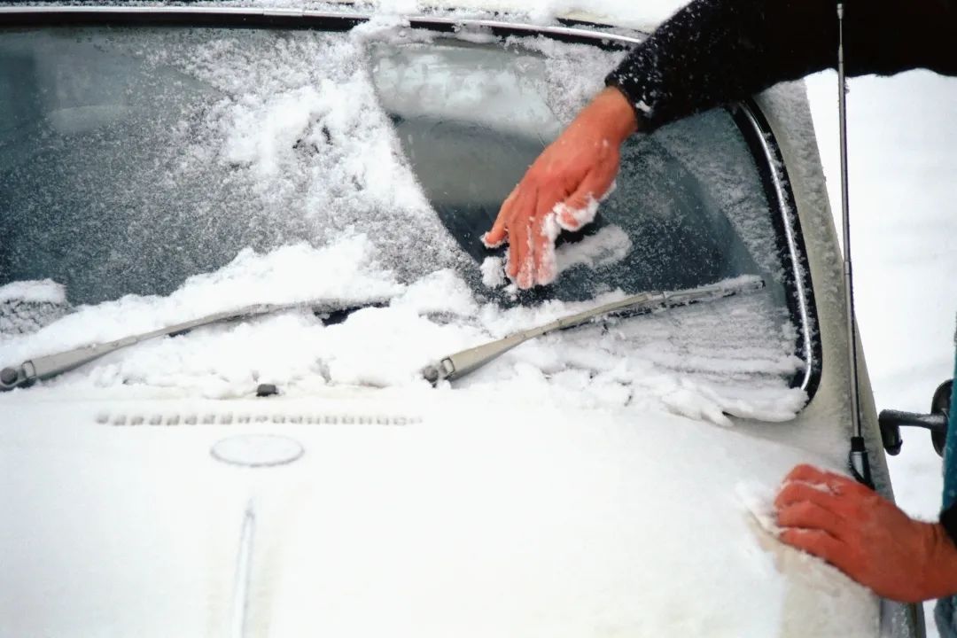 冰雪路面如何駕駛？學會這7個技巧，行車安全值拉滿！