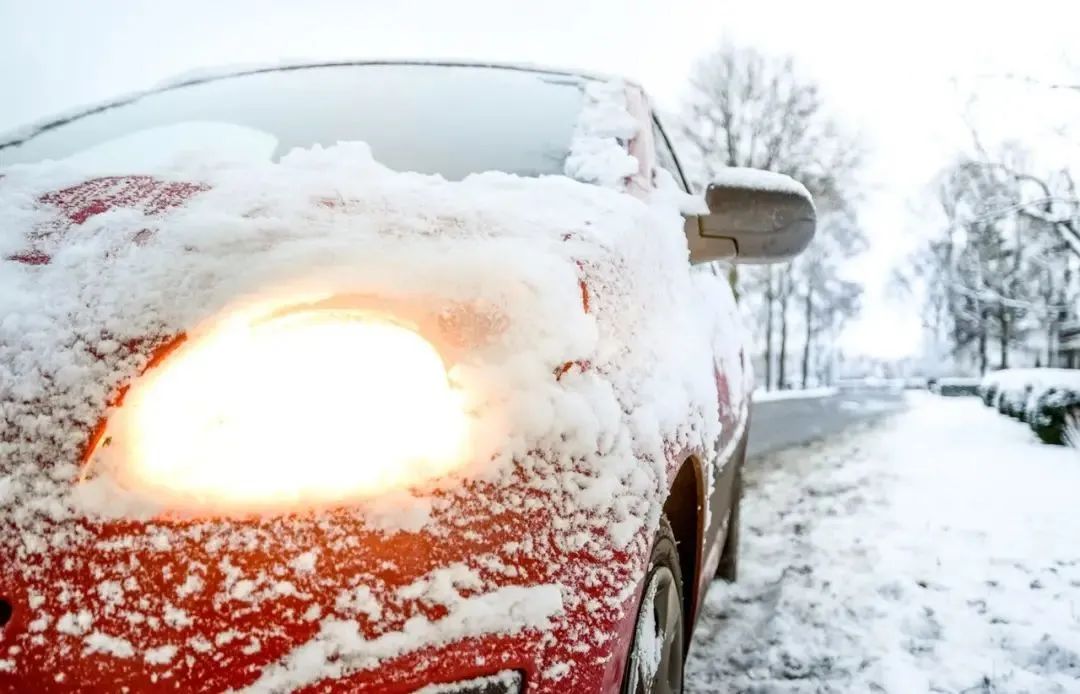 冰雪路面如何駕駛？學會這7個技巧，行車安全值拉滿！
