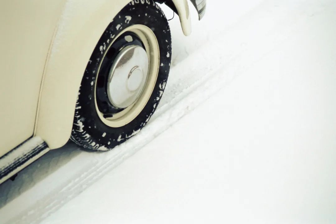 冰雪路面如何駕駛？學會這7個技巧，行車安全值拉滿！