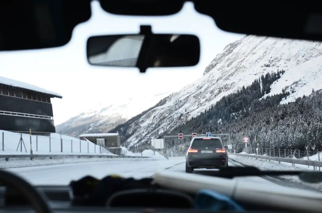 冰雪路面如何駕駛？學會這7個技巧，行車安全值拉滿！