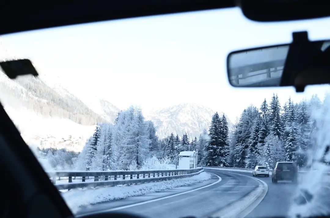 冰雪路面如何駕駛？學會這7個技巧，行車安全值拉滿！