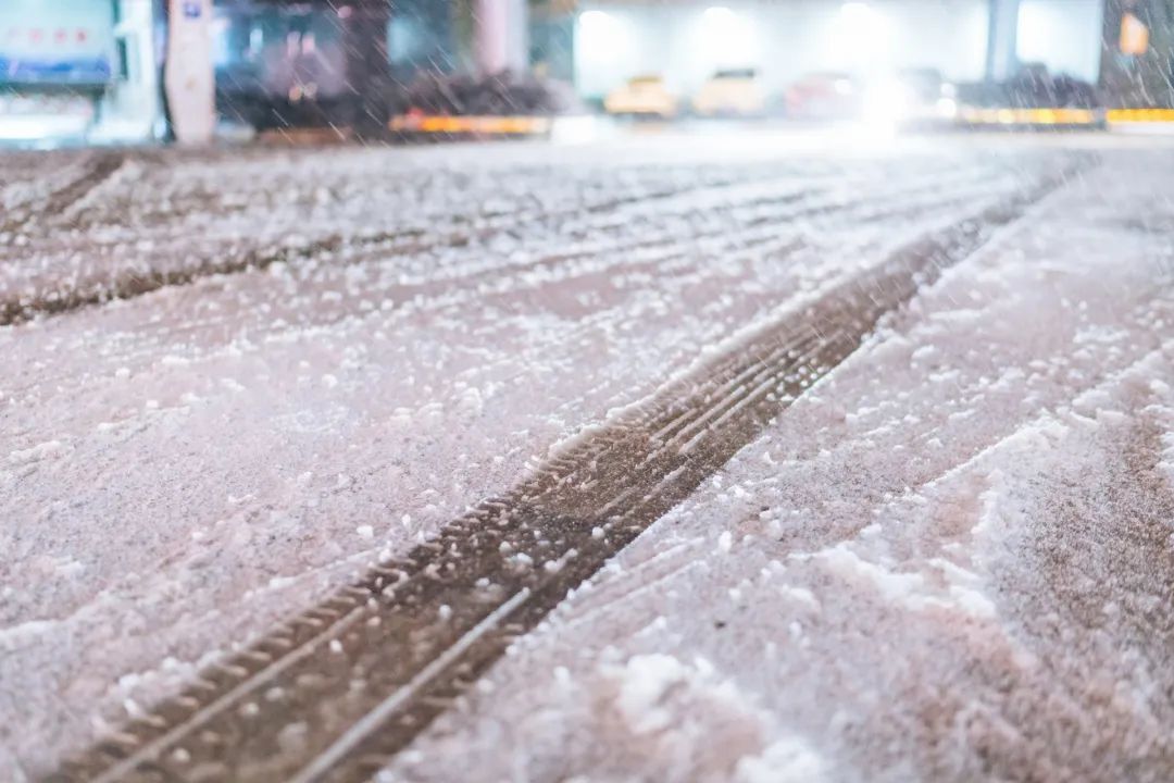 冰雪路面如何駕駛？學會這7個技巧，行車安全值拉滿！
