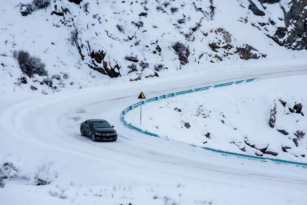 冰雪路面如何驾驶？学会这7个技巧，行车安全值拉满！