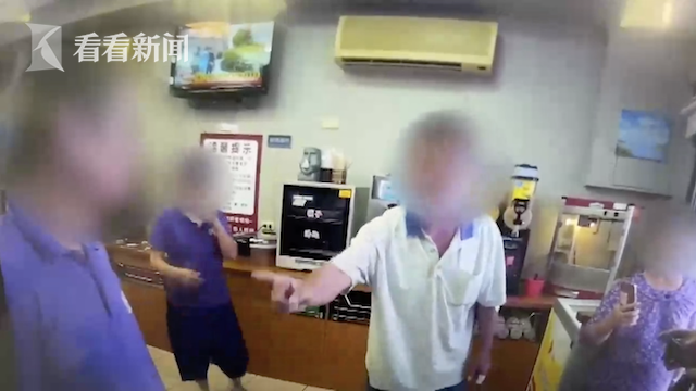 被骂“白吃白喝”，顾客怒怼：我付过钱了！火锅店老板娘下跪道歉