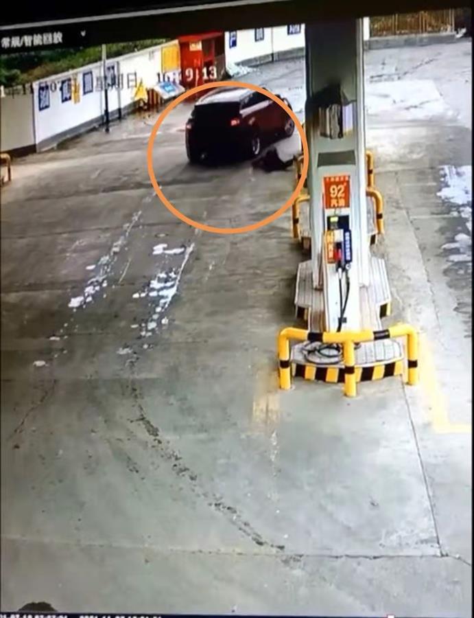 无牌SUV加油后逃单，女加油员上前阻拦险被碾压