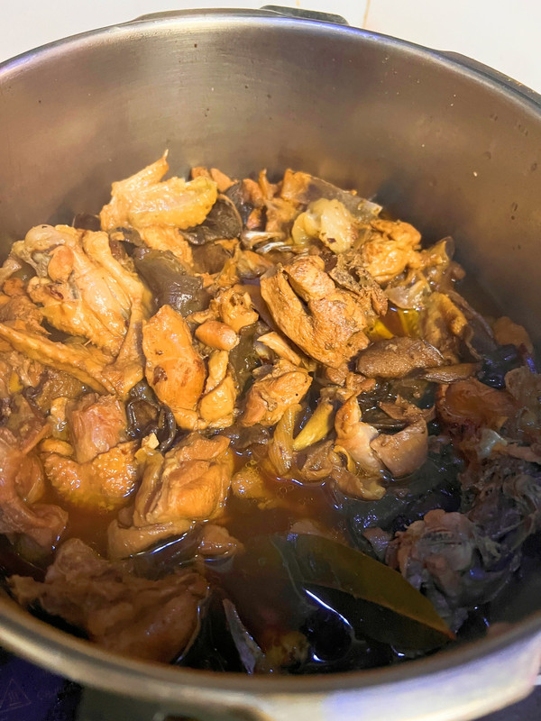 高压锅炖鸡肉多长时间(鲜嫩美味，高压锅炖鸡肉的黄金时间)