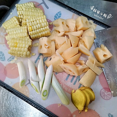 玉米蓮藕排骨湯,玉米蓮藕排骨湯的做法