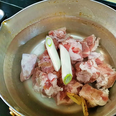 玉米蓮藕排骨湯,玉米蓮藕排骨湯的做法
