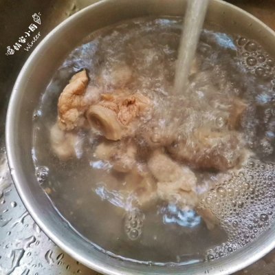 玉米蓮藕排骨湯,玉米蓮藕排骨湯的做法