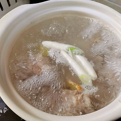 玉米蓮藕排骨湯,玉米蓮藕排骨湯的做法