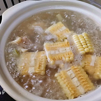 玉米莲藕排骨汤,玉米莲藕排骨汤的做法