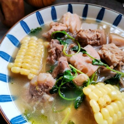 玉米蓮藕排骨湯,玉米蓮藕排骨湯的做法