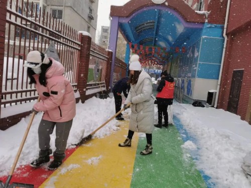 雏鹰实验小学家校携手共除雪(图4)