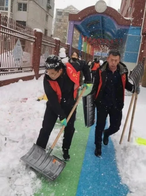 雏鹰实验小学家校携手共除雪(图7)