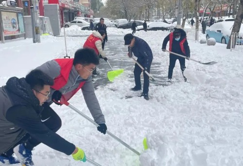 雏鹰实验小学家校携手共除雪(图8)