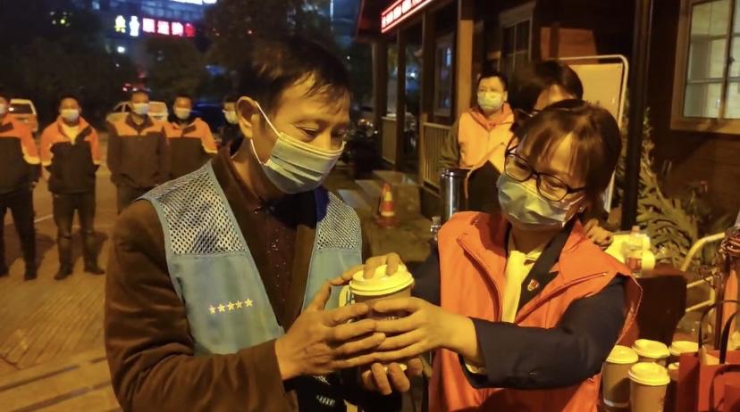 “双十一”临近，义乌稠江这些快递员们收到了一份特别的“礼物”