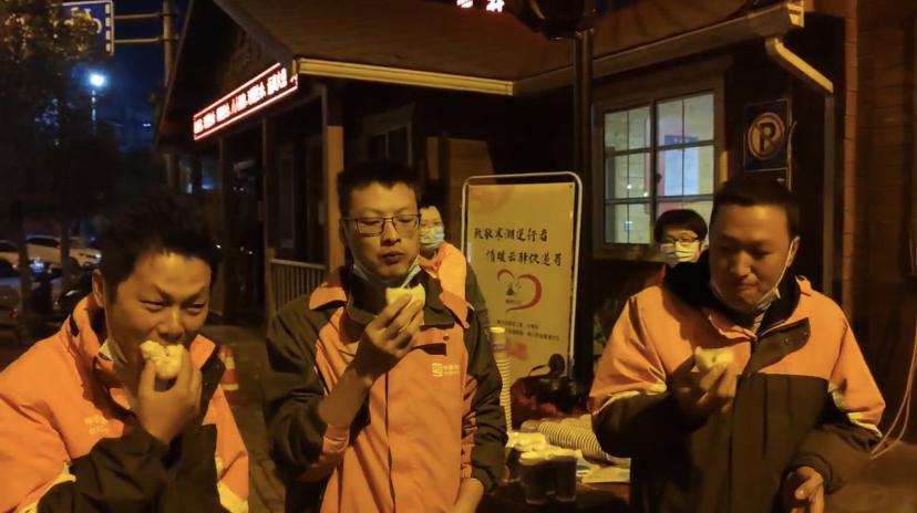 “双十一”临近，义乌稠江这些快递员们收到了一份特别的“礼物”