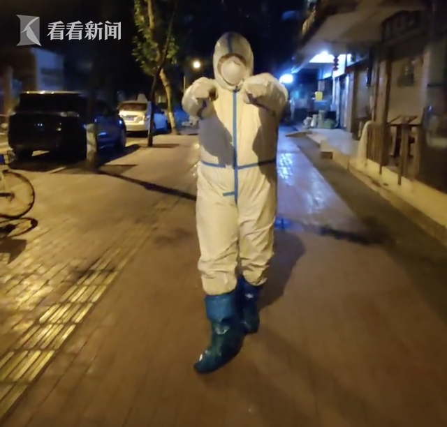 可爱！忙完核酸检测，胖乎乎的“大白”兴奋起舞