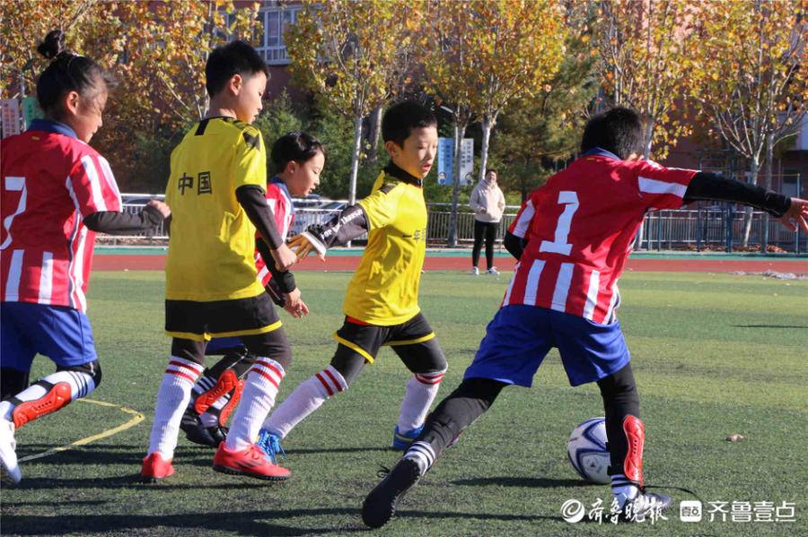 東營(yíng)區(qū)第一中學(xué)舉行第三屆校長(zhǎng)杯足球賽(圖1)