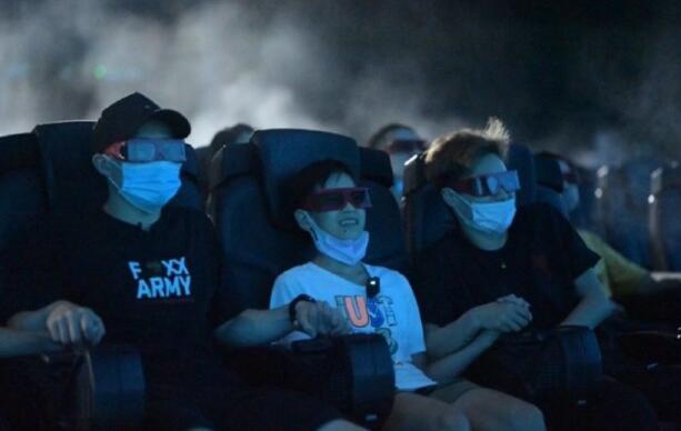 全红婵与跳水小队现身海洋馆，网友：怎么长这么高了