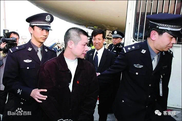 中国史上最大银行贪污案：三大主犯均归国受审，其一服完刑已出狱