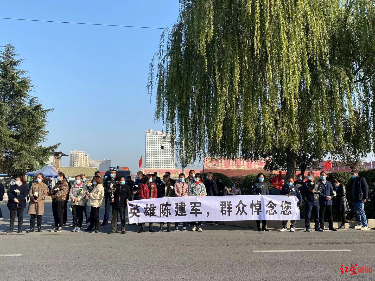 亳州牺牲消防员10岁妹妹手捧遗像送别哥哥，父母靠“炸油条、卖麻花”生活