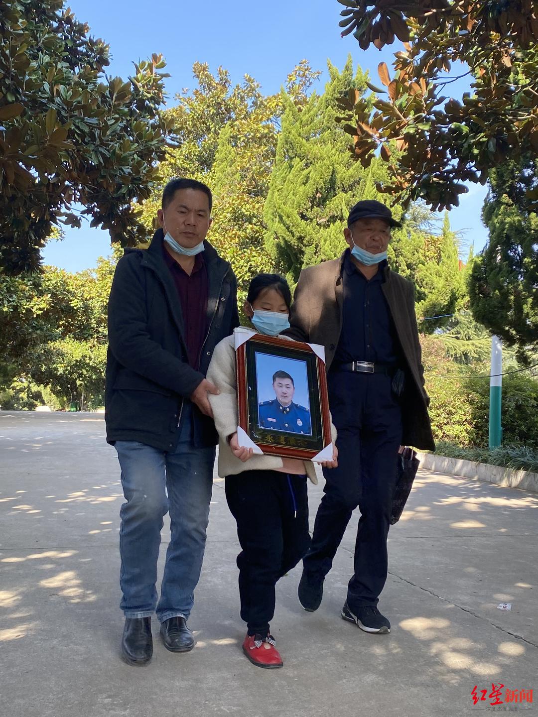 亳州牺牲消防员10岁妹妹手捧遗像送别哥哥，父母靠“炸油条、卖麻花”生活