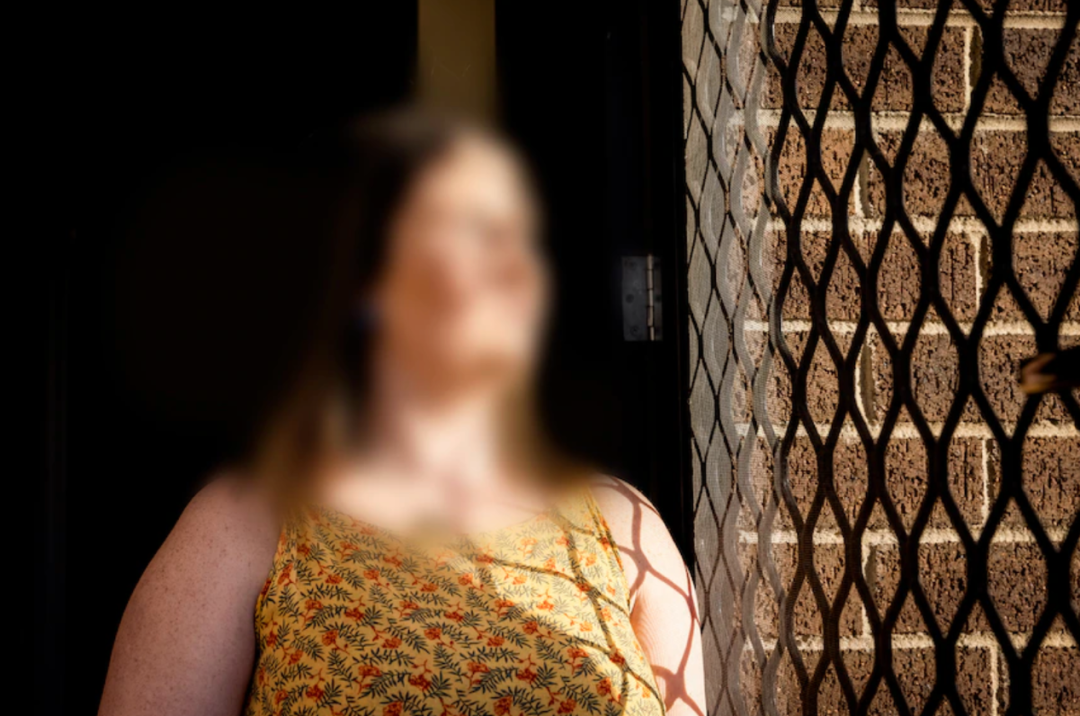 “让我按摩你的乳房来治愈你！”他声称这样能治愈妇科病