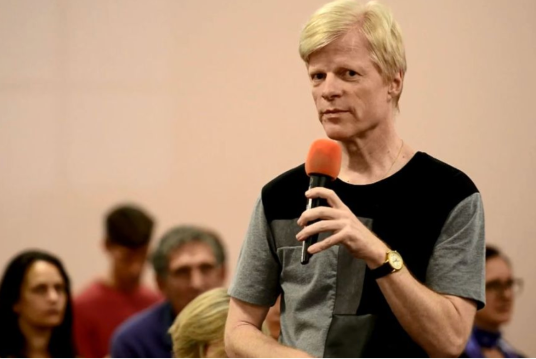 “让我按摩你的乳房来治愈你！”他声称这样能治愈妇科病