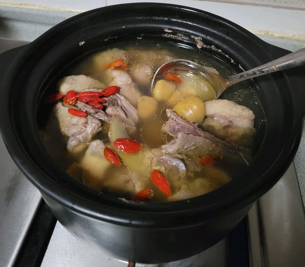 广东板栗煲鸡汤的做法(香气四溢，广东板栗煲鸡汤的家常秘笈)