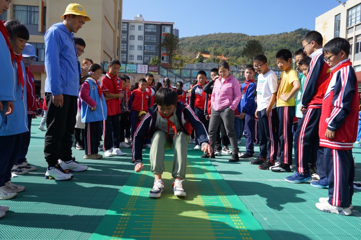 麒麟区南苑小学举行第九届冬季田径运动会(图7)