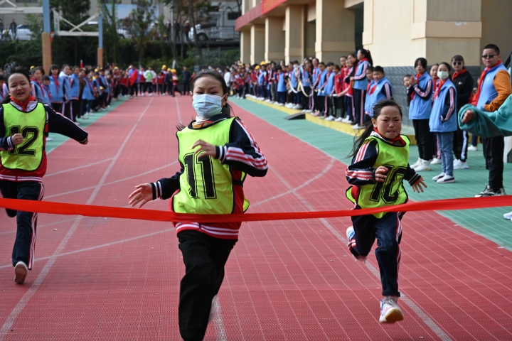 麒麟区南苑小学举行第九届冬季田径运动会(图9)