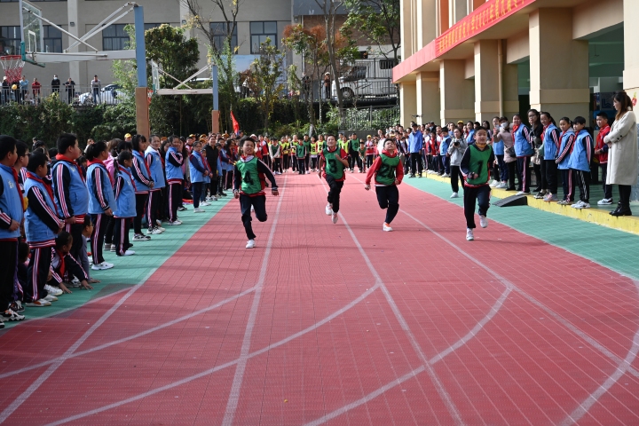 麒麟区南苑小学举行第九届冬季田径运动会(图11)