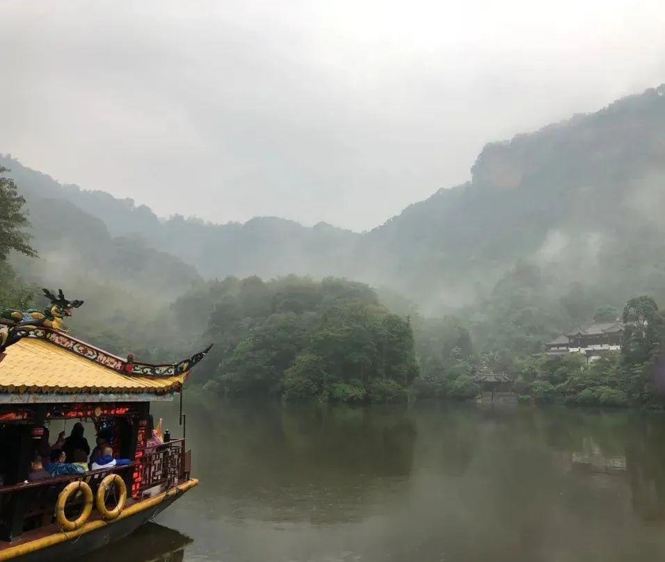 自为青城客，不唾青城地。为爱丈人山，丹梯近幽意~