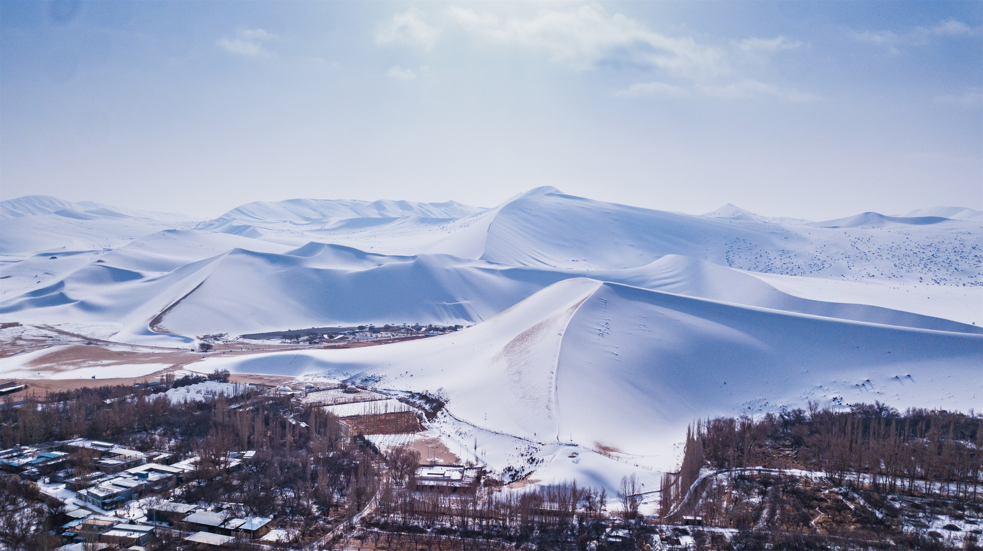 雪落敦煌 沙雪交融 那只属于冬日沙漠的诗情画意