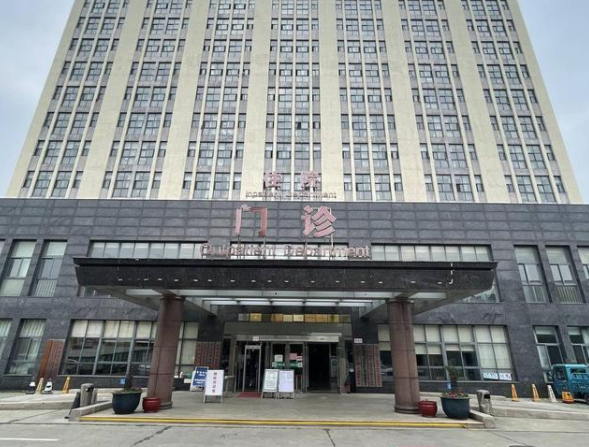 19岁女生做胸透被医生要求脱光上衣，警方称未发现违法行为