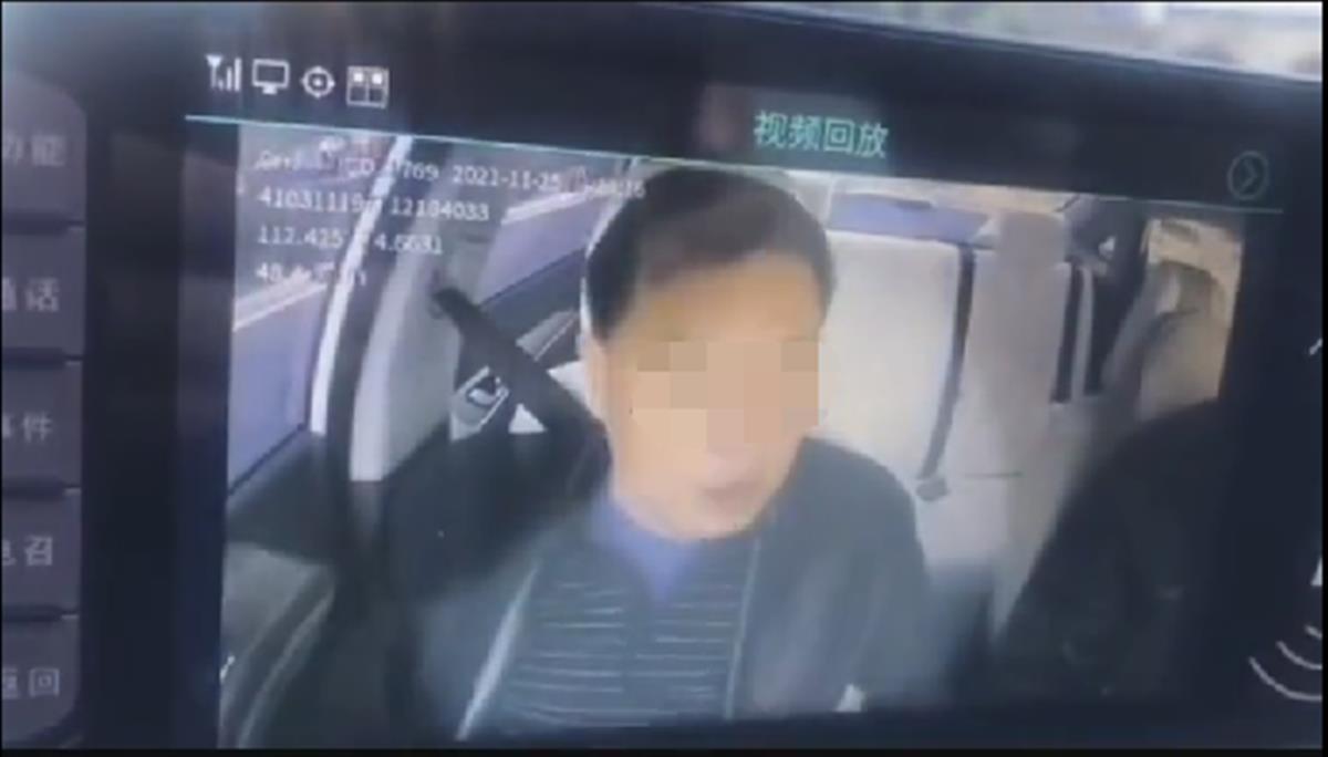 洛阳一男子没戴口罩坐霸王车，还喊出交警支队长名字，官方：正在处理