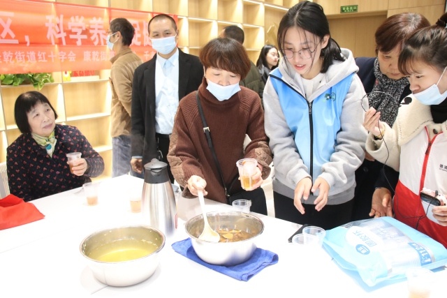 浙工大学子带药膳文化进社区，居民零距离感受中医药的魅力