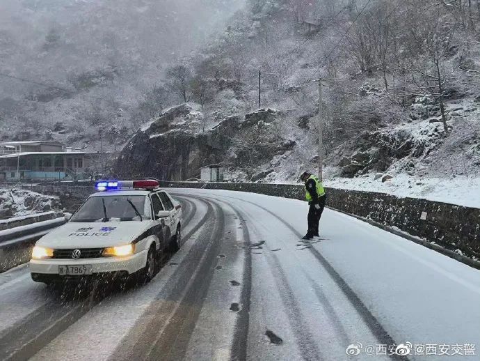 陕西多地下雪了！最低要降到-12℃！这些高速路封闭…