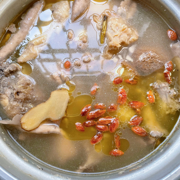 干猴头菇炖鸡汤的做法(香浓滋味，炖制干猴头菇鸡汤技巧)
